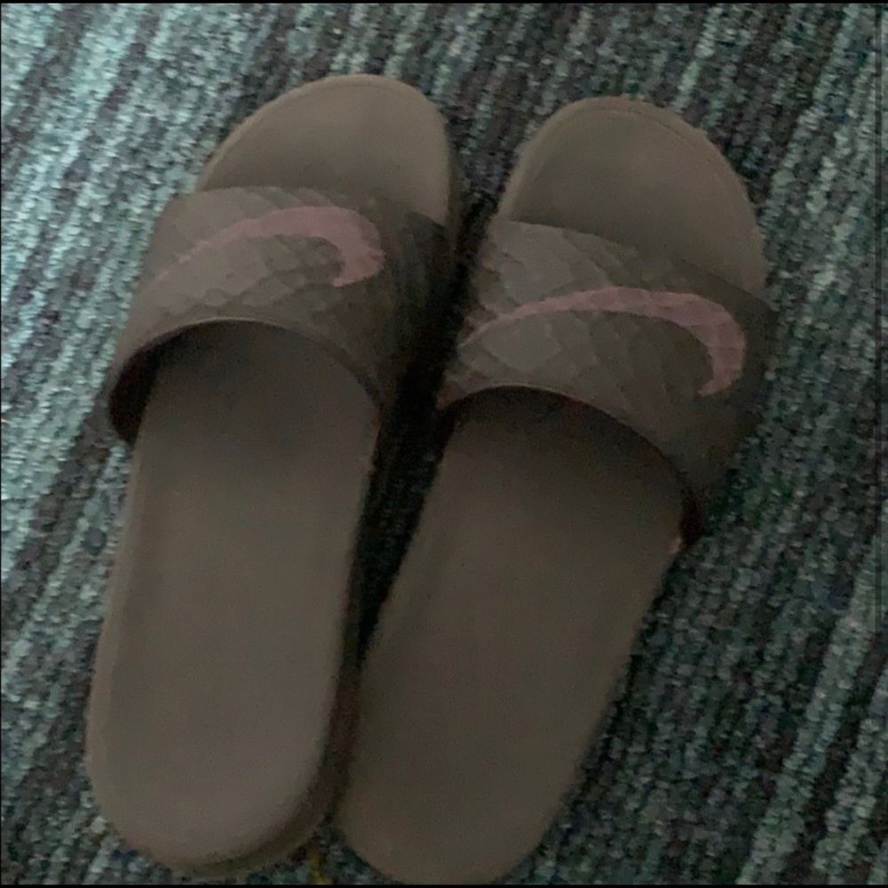 black nike slides